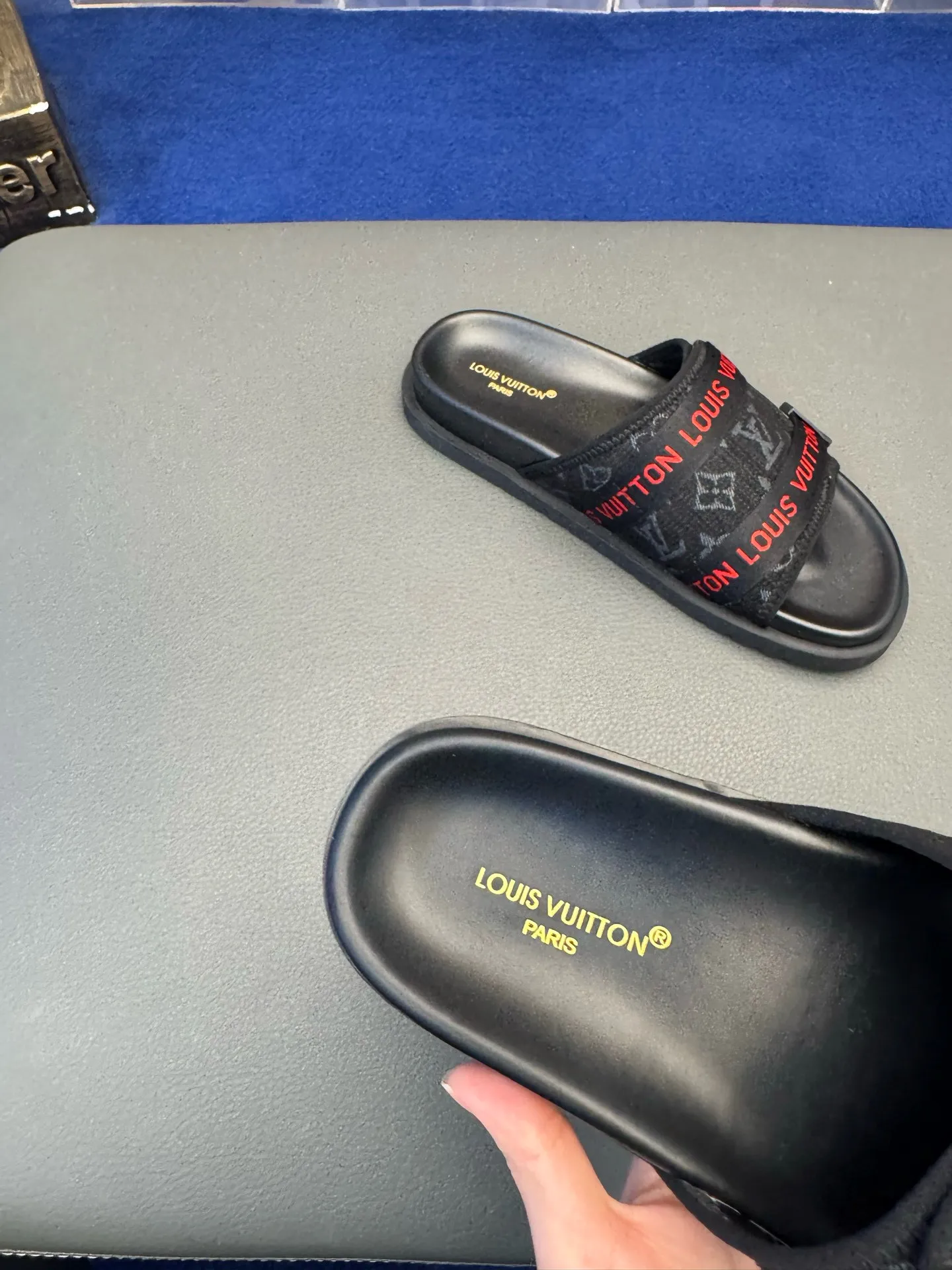 [L Home] P: 340💰Size: 38-45 Top purchasing lv men's summer slippers, classic presbyopia with soft real leather lining, unique color splicing effect, distinctive personality, fashionable and trendy essential style, light and comfortable. Lightweight and tough rubber insole, micro ridged foam outsole, super comfortable!
